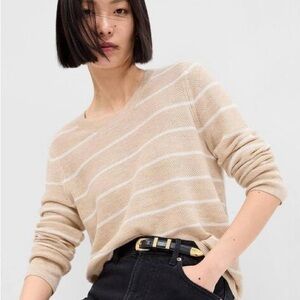 GAP Cream and White Crew Neck Sweater